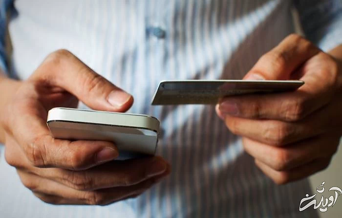 پول گرفتن از دختران و زنان توسط مرد جوان چینی پول گرفتن